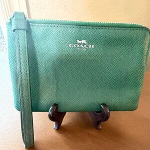 **SALE**Coach Vibrant Green Wristlet Clutch